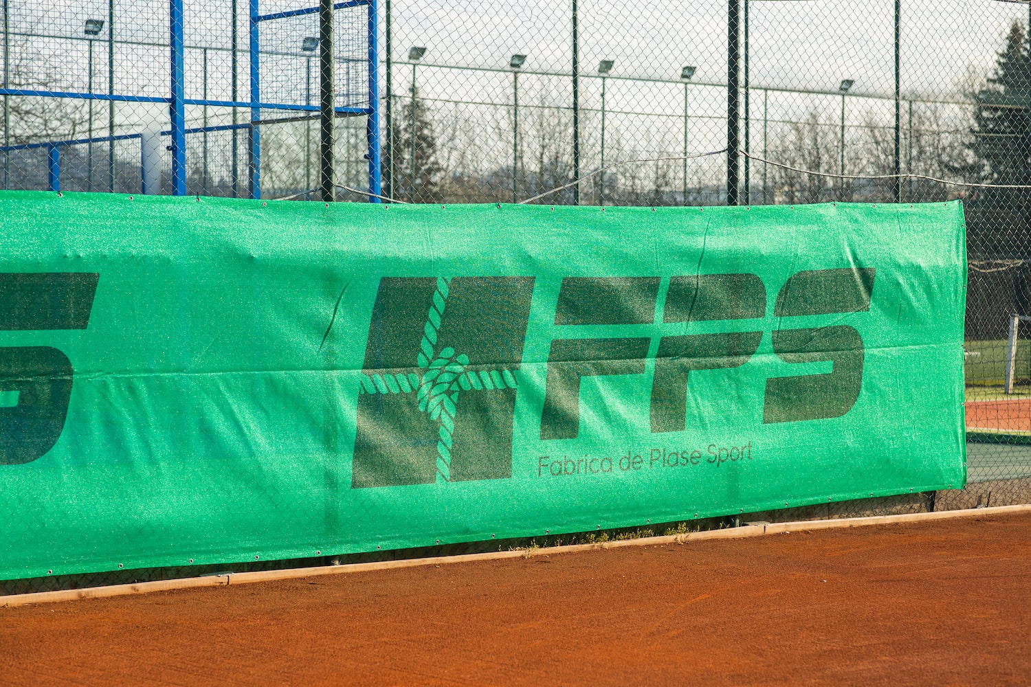 Windschutznetz auf Tennisplatz
