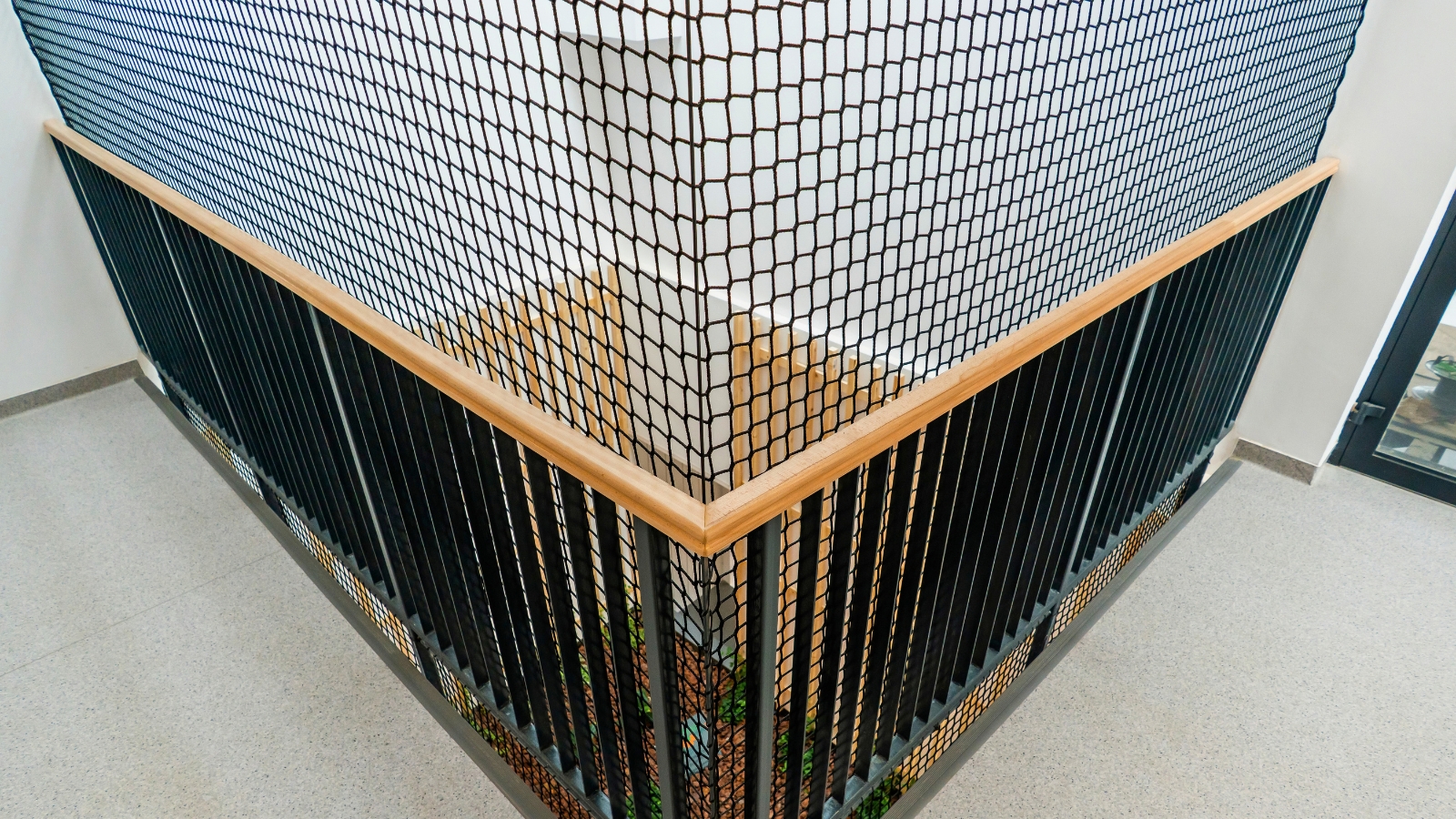 Plasă verticală de protecție la interior